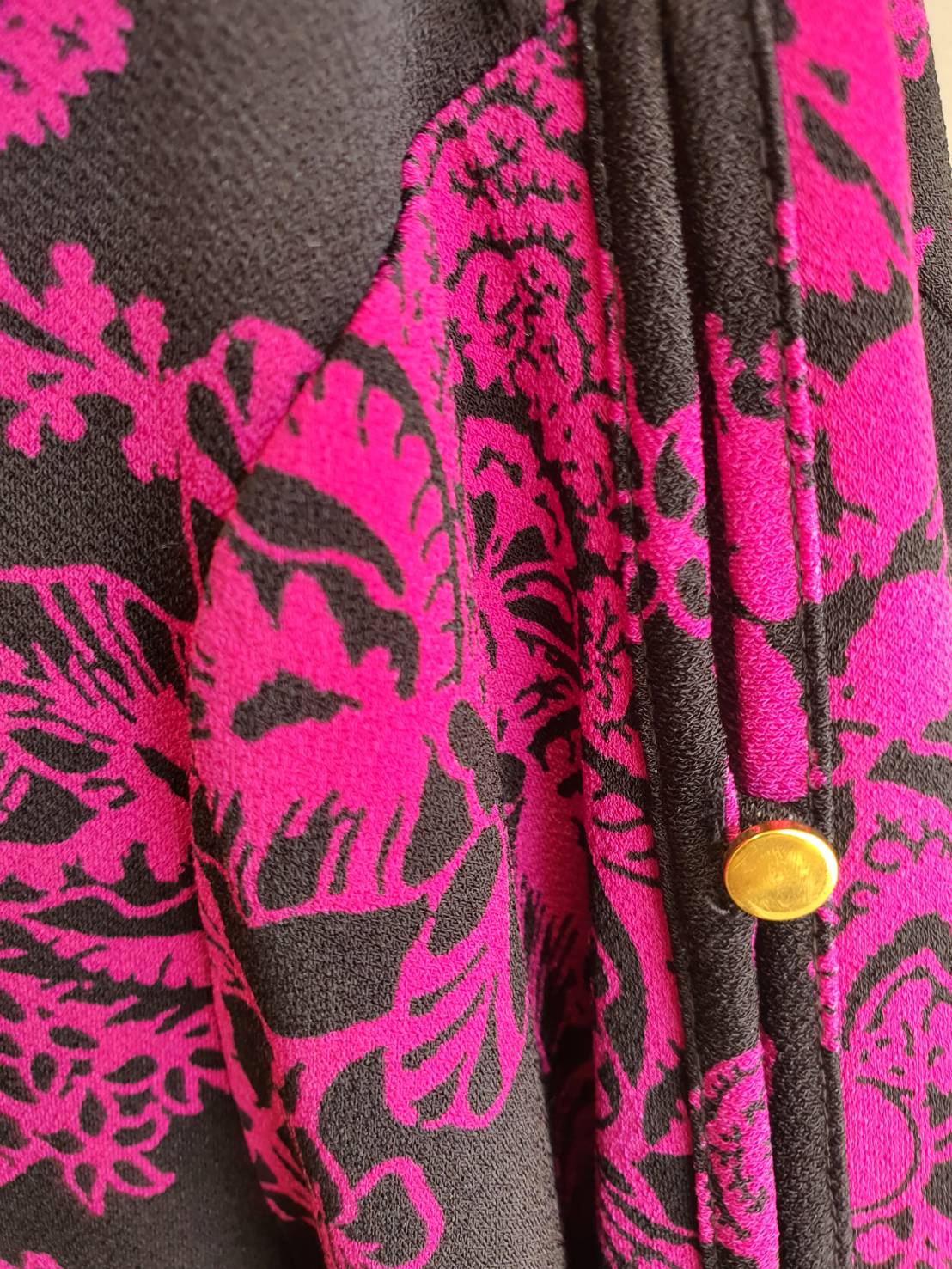 ขายแล้วจ้า FF04897 เสื้อผ้ามือสอง สีดำลายชมพูเข้ม แบรนด์ roz&ali อก 45-50 นิ้ว