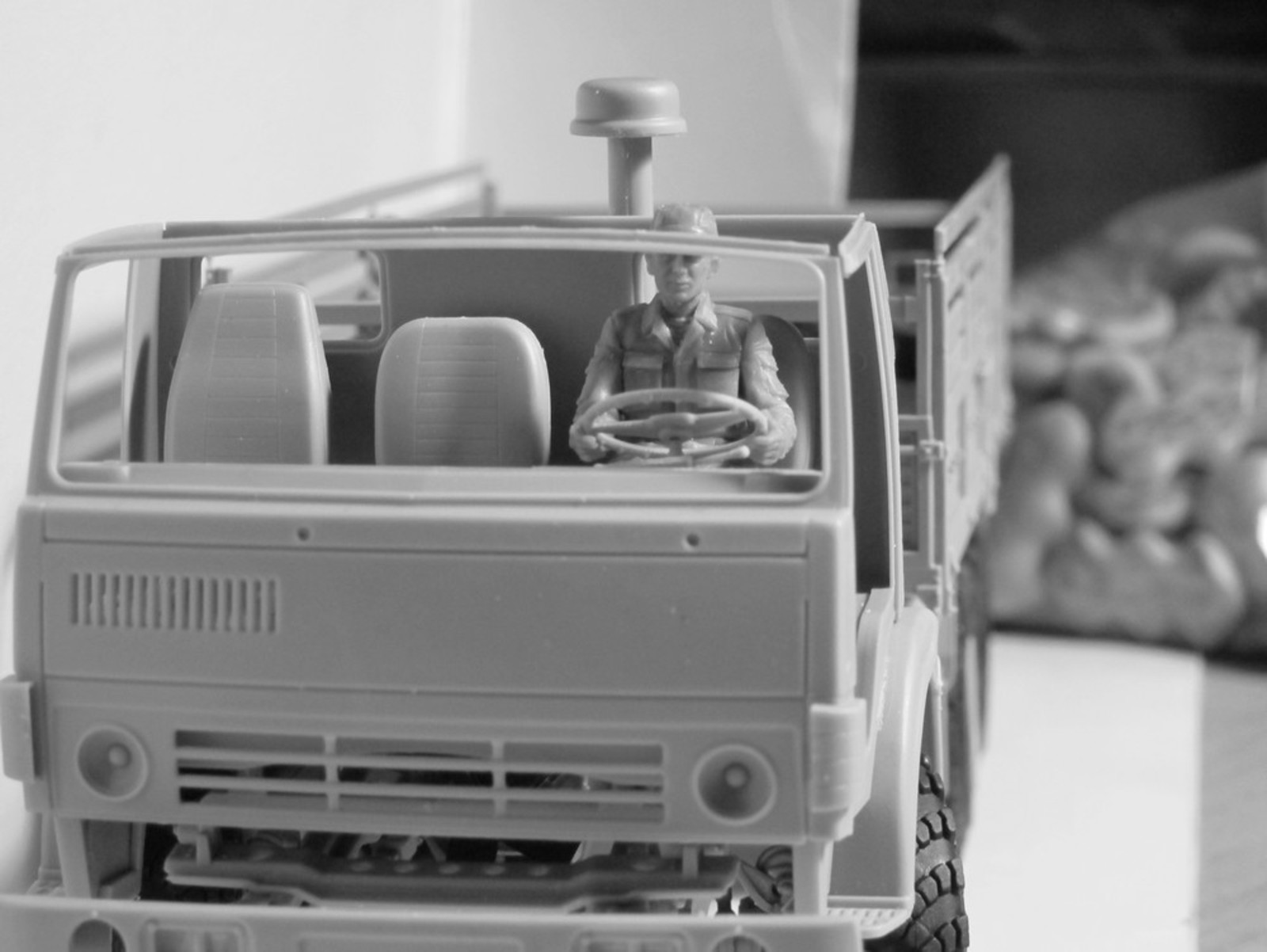 โมเดลรถบรรทุกทหาร ICM ขนาด 1/35 ICM35524 ZiL-131 KShM with Soviet Drivers
