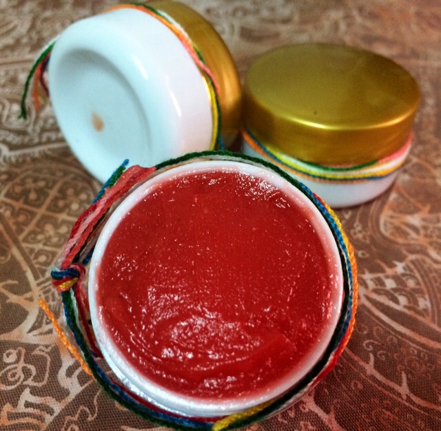 สีผึ้งเสน่หาโสฬสสูตร ของทวดเคว็จ ขนทองแดง ปรุงใส่ตลับโดย อ.สิทธิชัย โหรบัญฑิต
