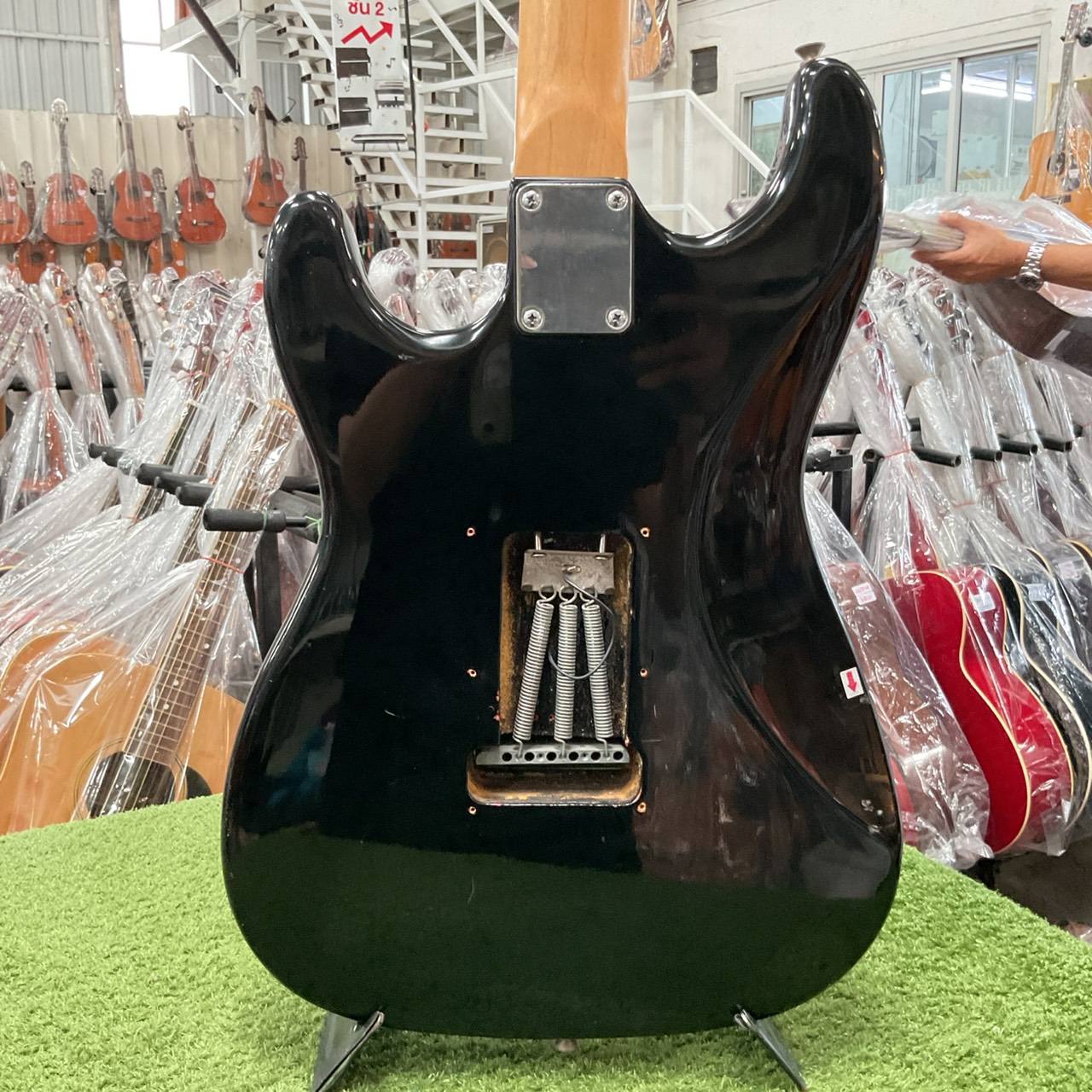 กีต้าร์ไฟฟ้า ยี่ห้อตามภาพ