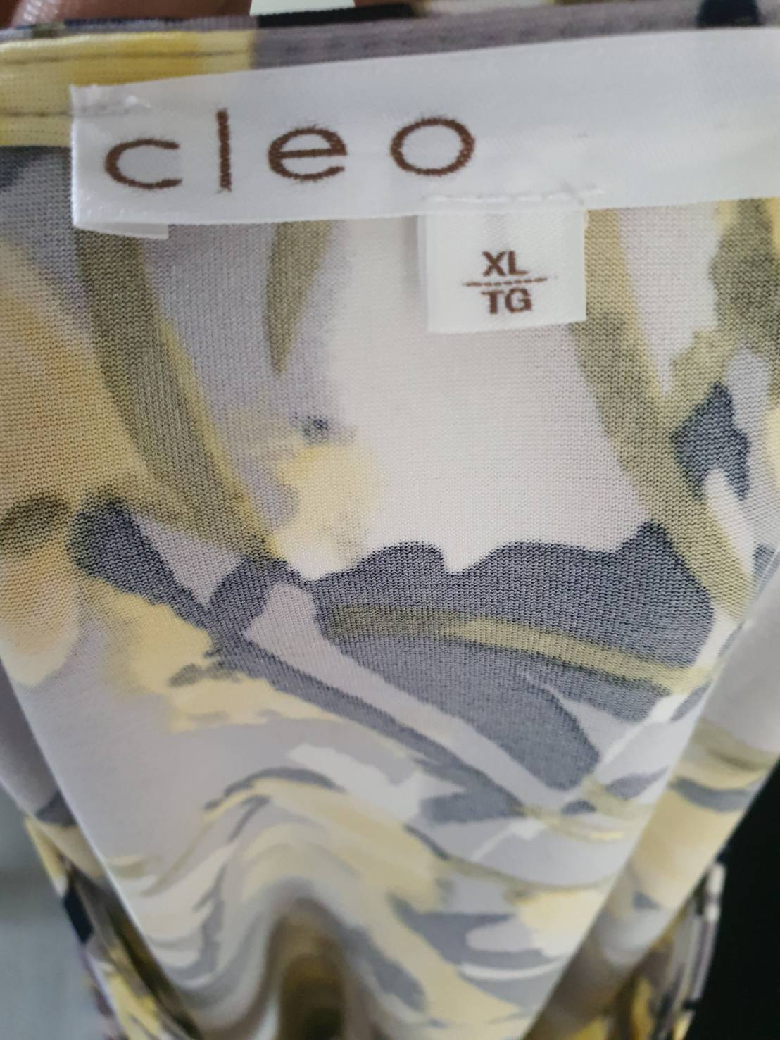 FF05650 เสื้อแฟชั่น มือสอง ลายเทาเหลือง แบรนด์ cleo อก 40-44 นิ้ว