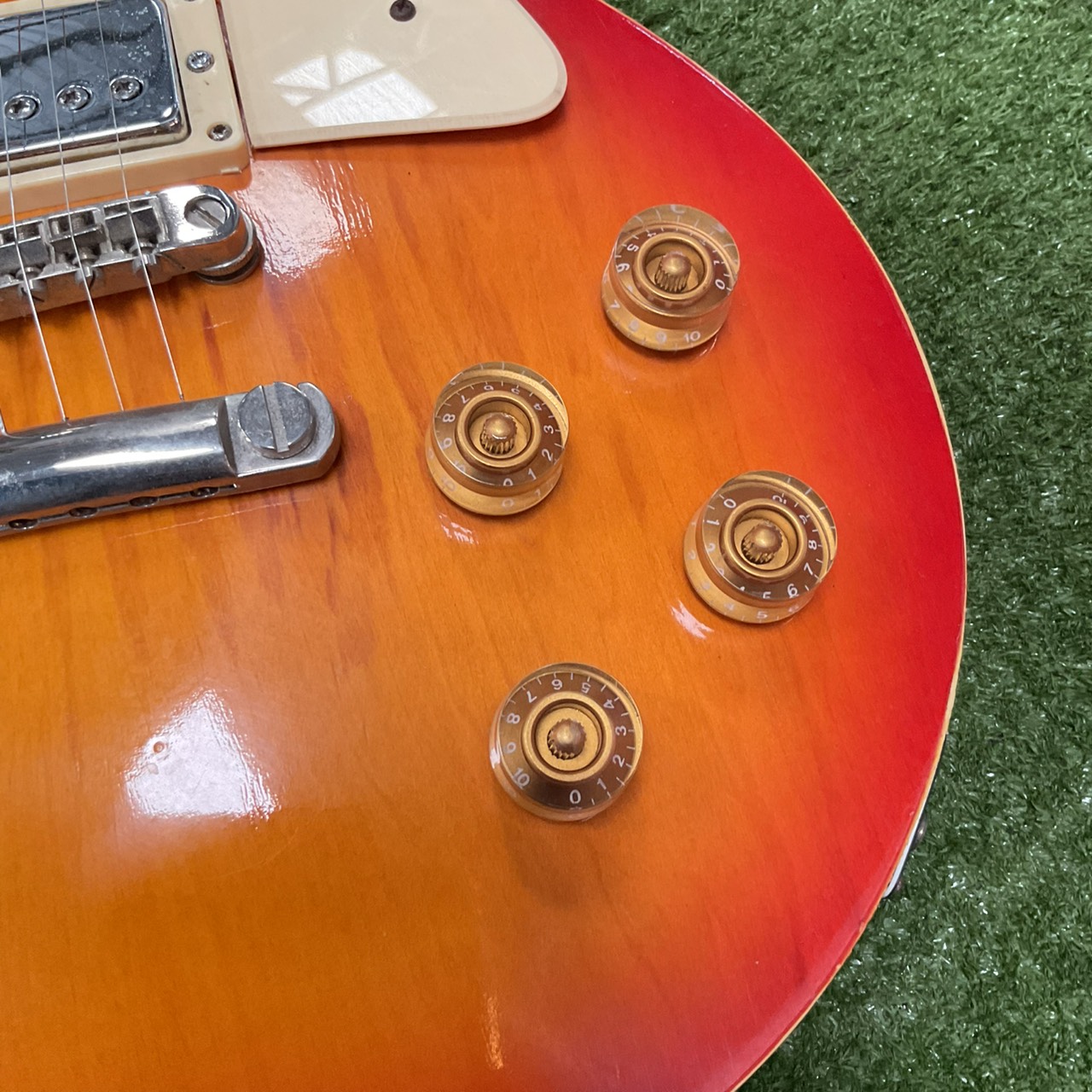 กีต้าร์ไฟฟ้า HOLLY