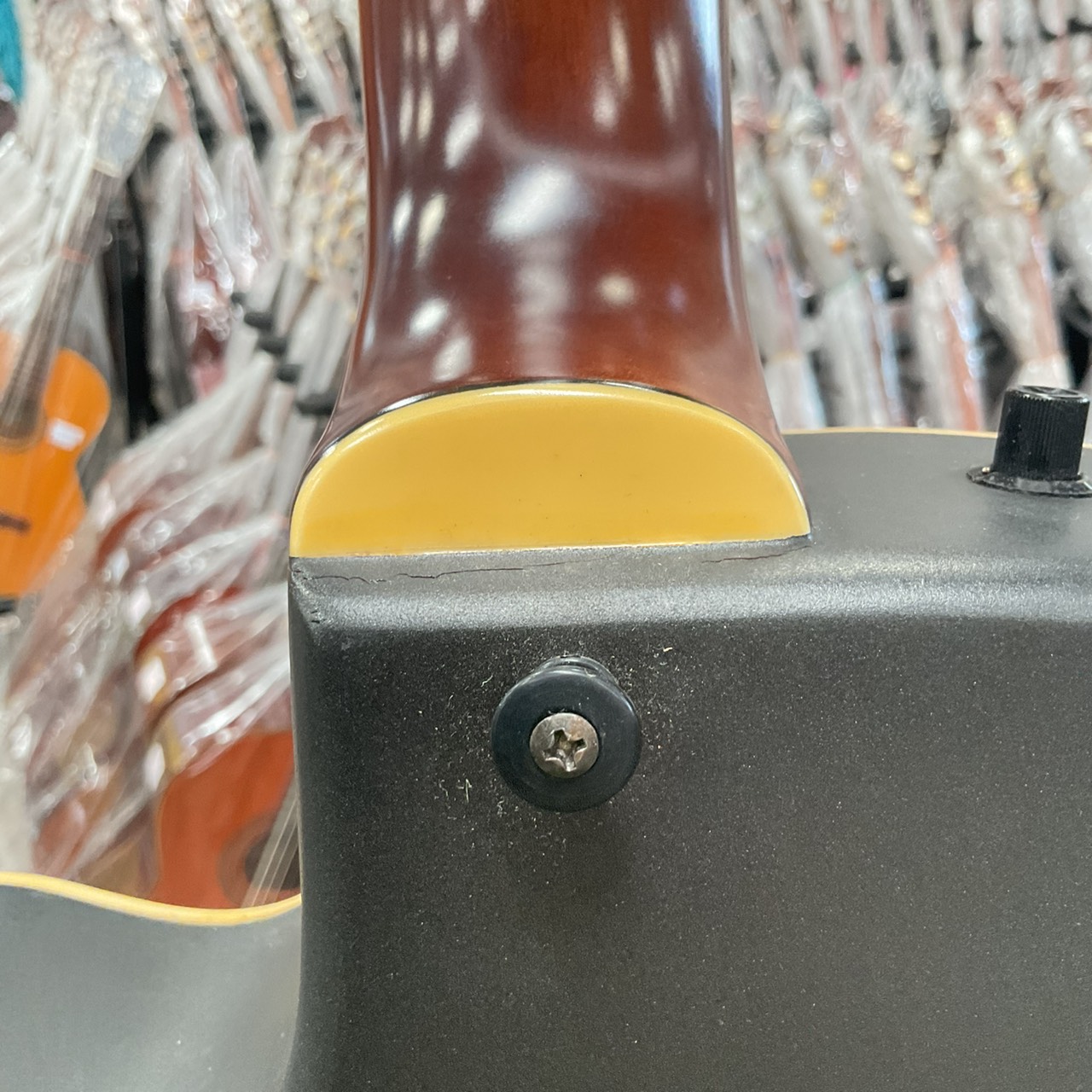 กีต้าร์โปร่งไฟฟ้า YAMAHA : APX-6S