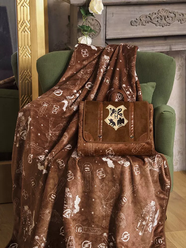 [Pre-Order] ME x Harry Potter Hogwarts Luggage Blanket กระเป๋าผ้าห่มฮอกวอตส์