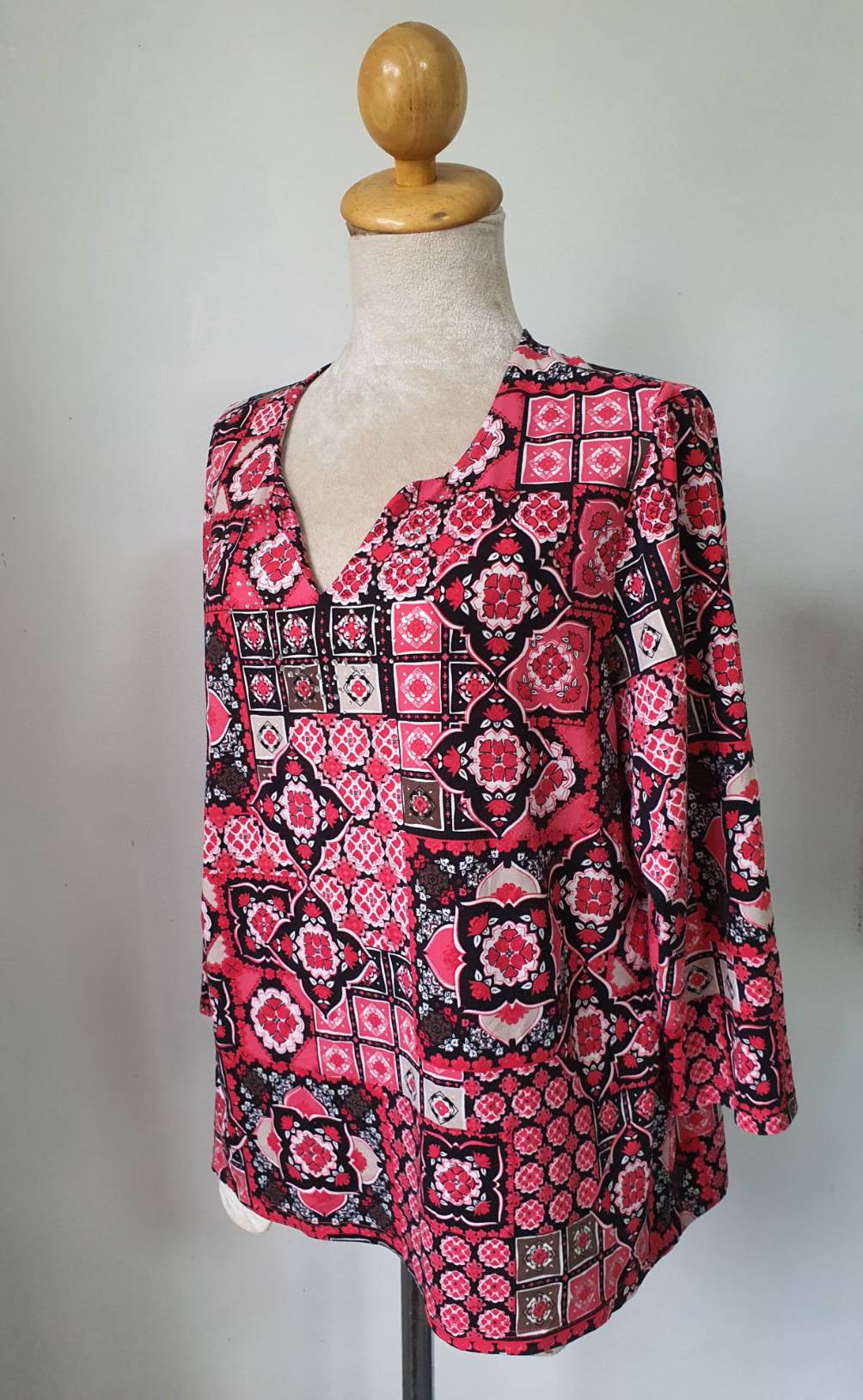 FF04450 เสื้อผ้ามือสอง สีชมพู ลวดลายสวย อก42-44 นิ้ว