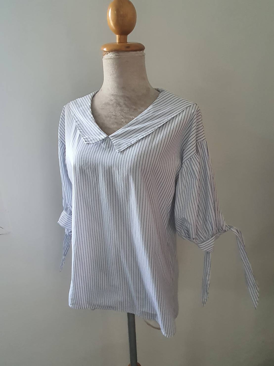 FF06476 เสื้อผ้ามือสอง สีขาวลายทางฟ้า อก 36 นิ้ว