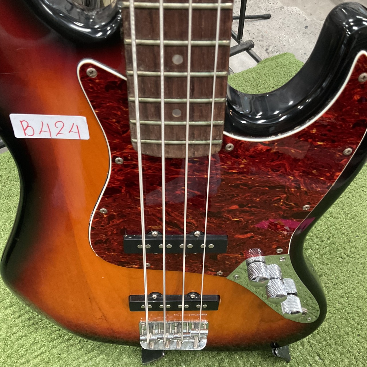 กีต้าร์เบส Mavis