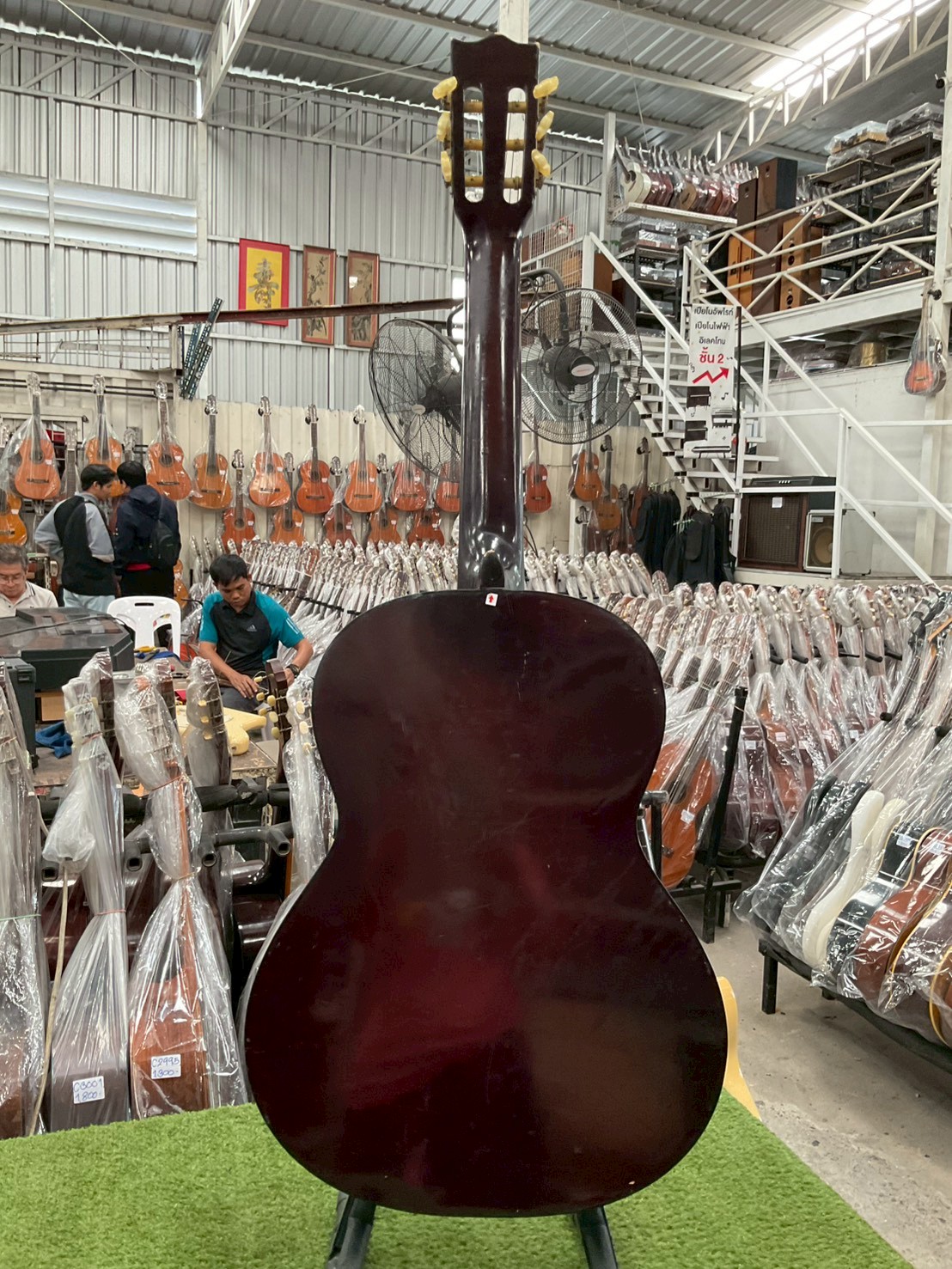 กีต้าร์คลาสสิค ยี่ห้อตามภาพ