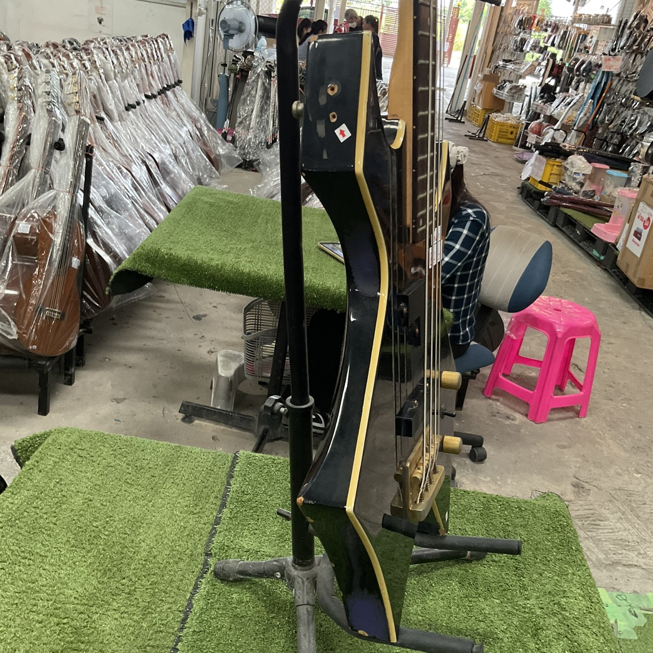 กีต้าร์เบส M