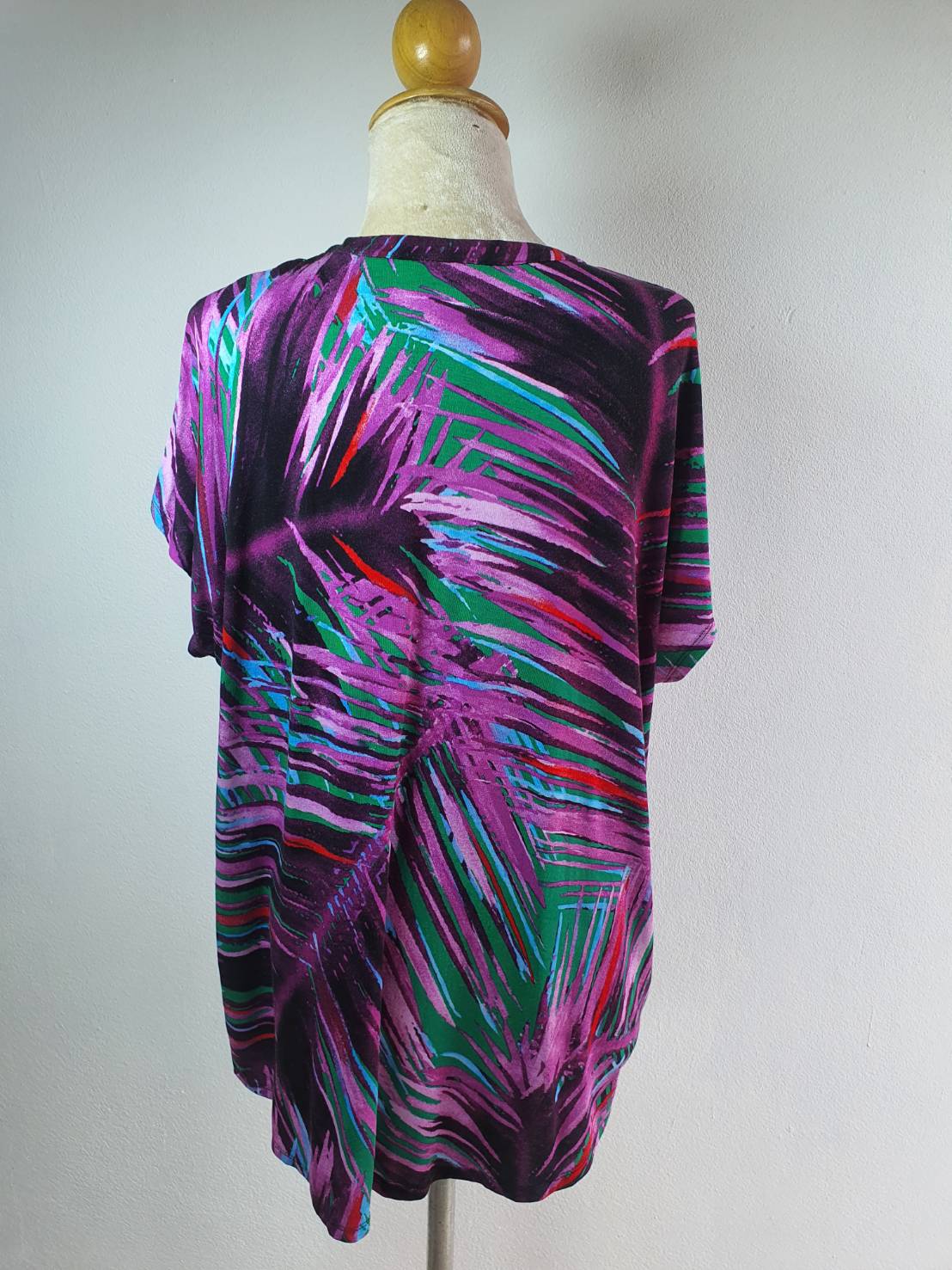 ขายแล้วค่ะ FF03843 เสื้อผ้ามือสอง สีม่วงลายเขียว แบรนด์ DANA BUCHMAN อก 42-45 นิ้ว
