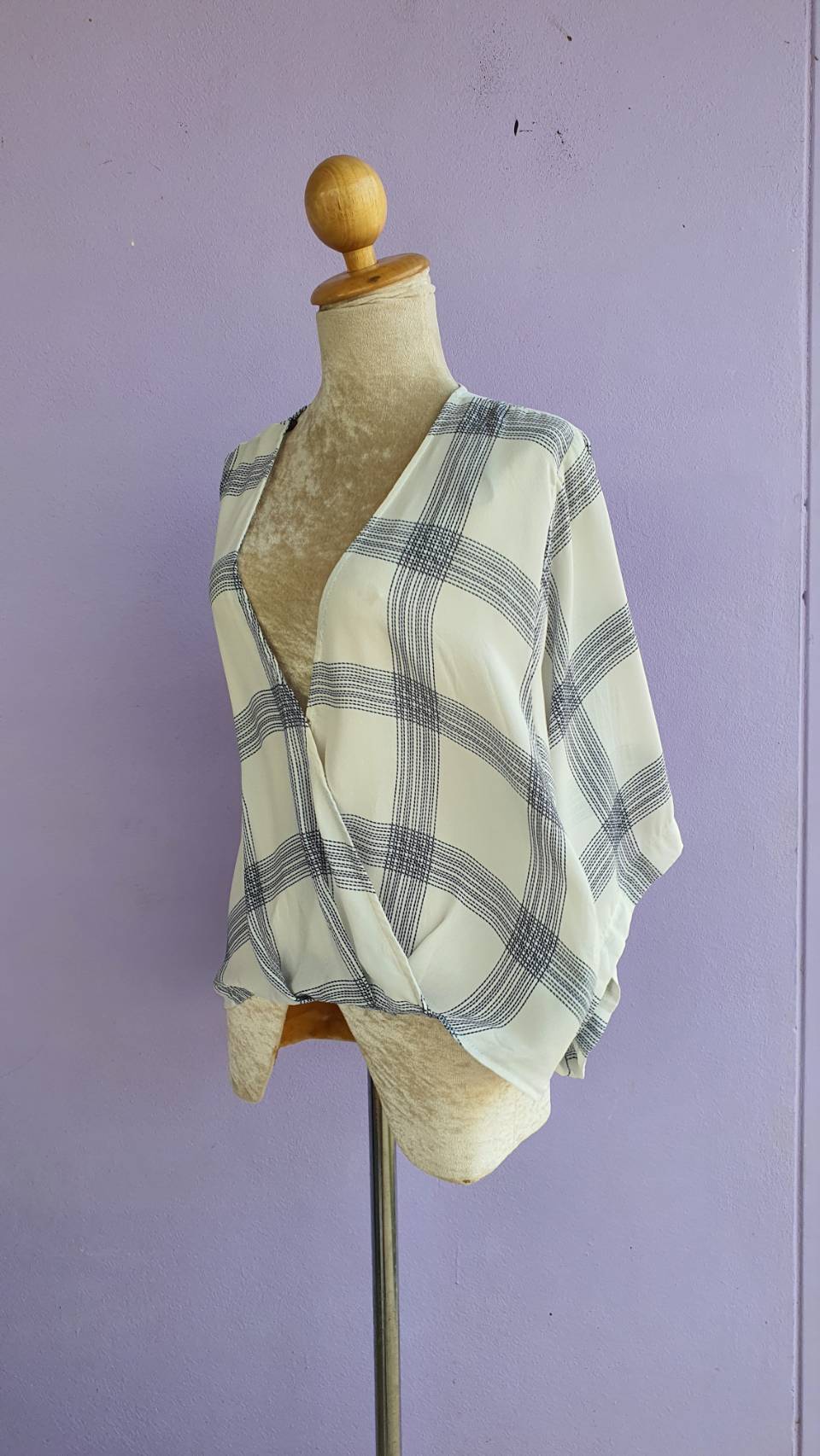 FF02856 เสื้อผ้ามือสอง ชีฟอง สรขาวลาย แบรนด์ Forever21 อก free