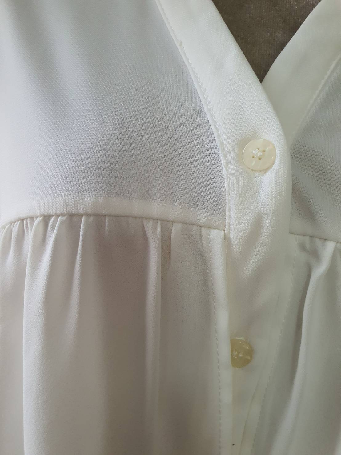FF06304 เสื้อผ้ามือสอง สีขาวครีม อก 36-37 นิ้ว