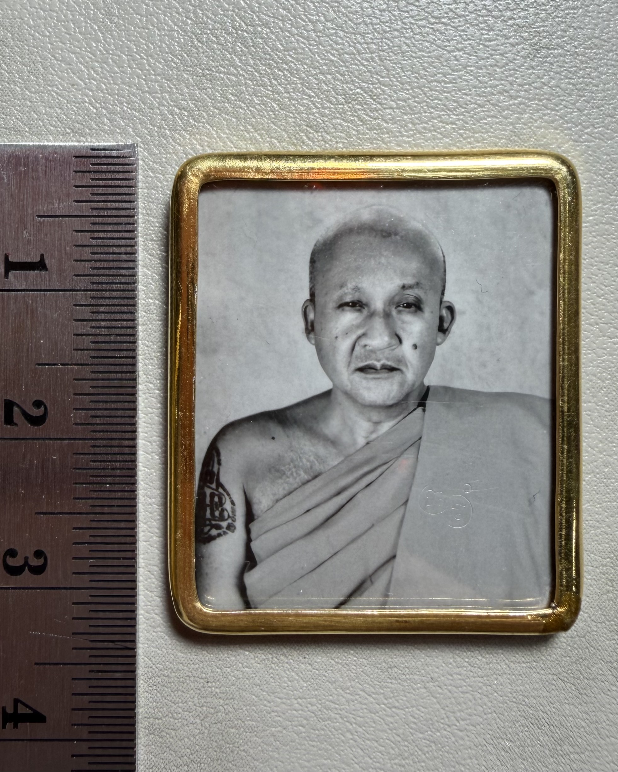 รูปถ่ายหลวงพ่อชำนาญฟิล์มกระจกโบราณ (รุ่น:กองบุญกฐิน2568,หลังเกศา,ตะกรุดทองคำ) Luang Por Chamnan’s Wet-Plate Collodion Portrait. (series:kathina merit fund 2568,with Luang Por Chamnan’s hairs and gold takrud) SKU-04063