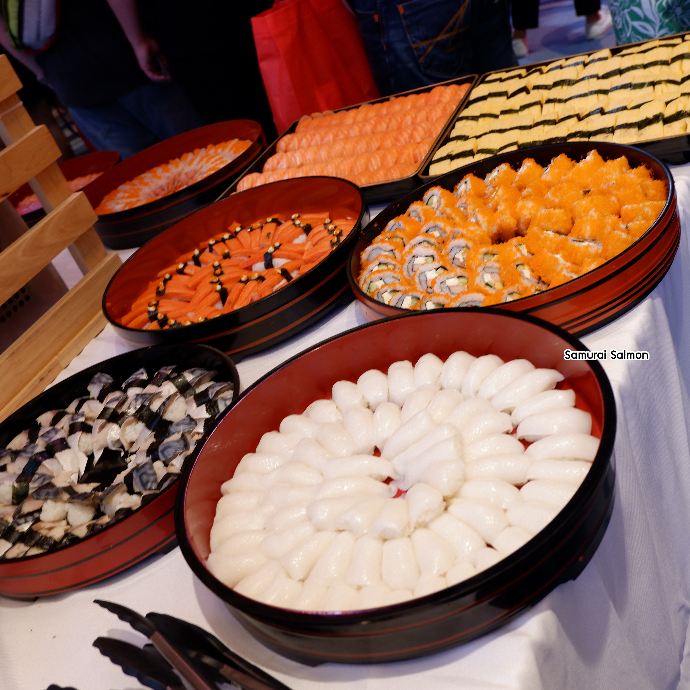 ออกซุ้มจัดเลี้ยงอาหารญี่ปุ่น ซาซิมิและซูชิ งานประชุม SERI WATHANA 2024