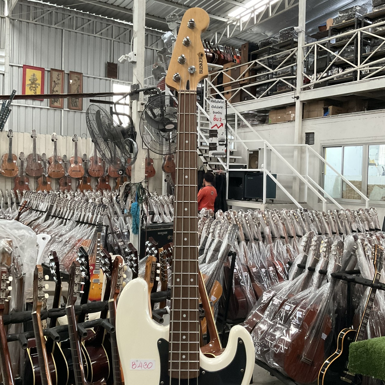 กีต้าร์เบส BUSKER'S