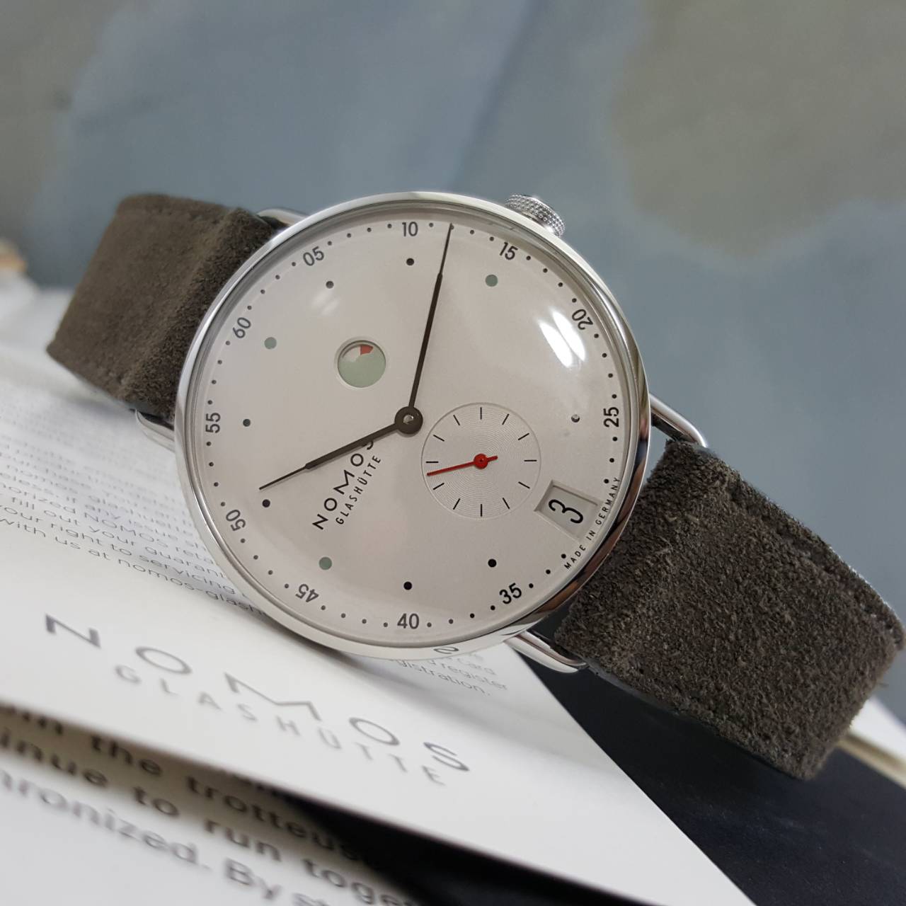 nomos metro 38 power reserve กล่องใบครบ