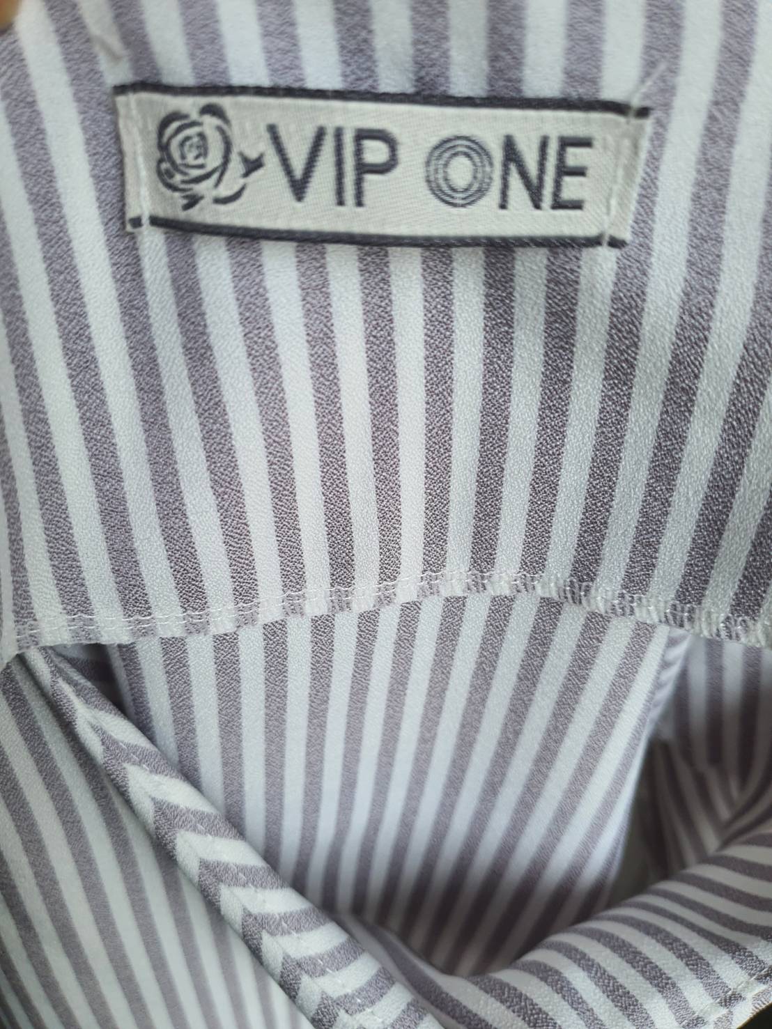 FF05464 เสื้อผ้าแฟชั่น มือสอง สีขาวลายเทา vip one