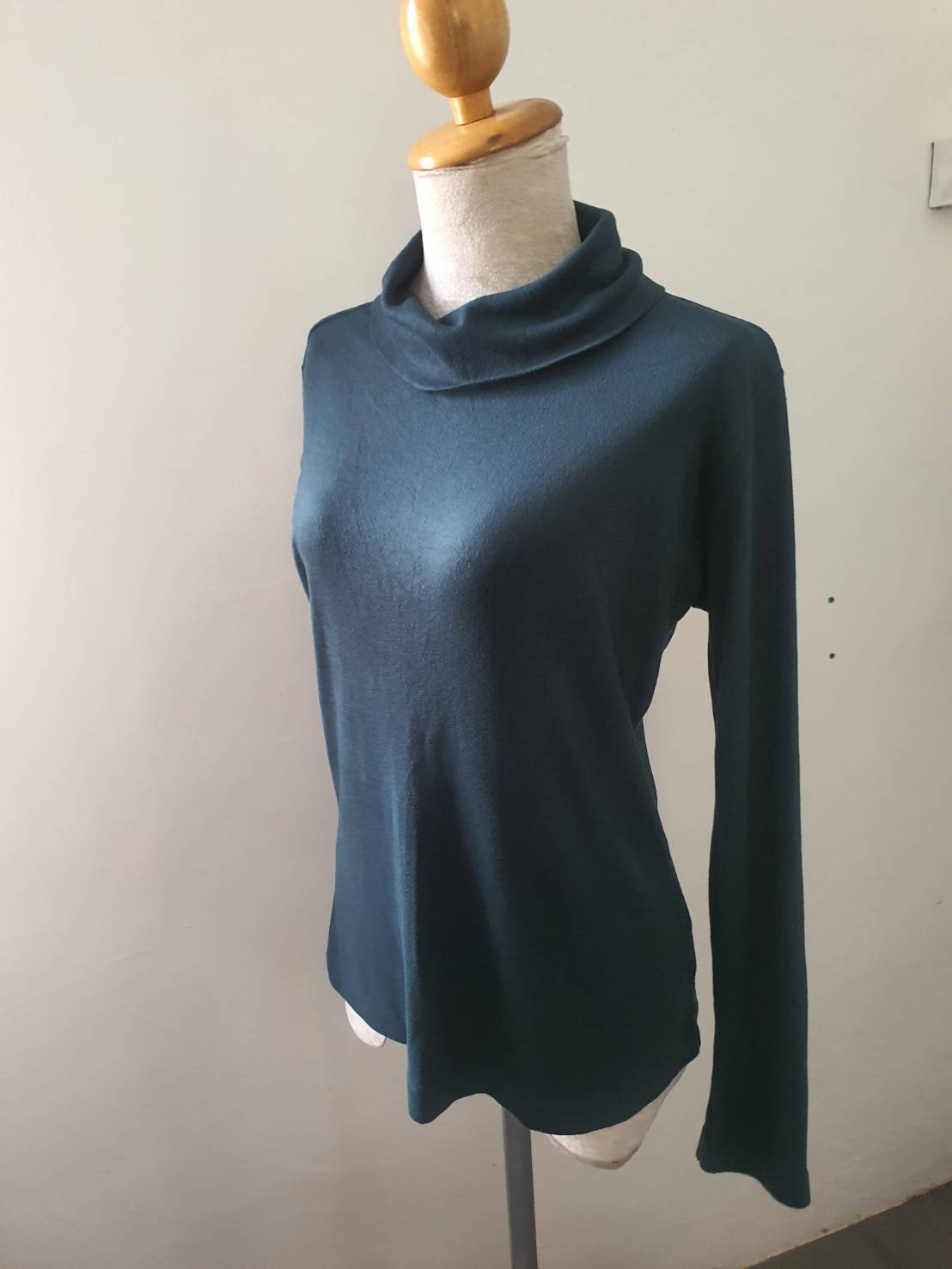 FF06209 เสื้อคอเต่า สีเขียวเข้ม มือสอง แบรนด์ UNIqLO อก 38-42 นิ้ว