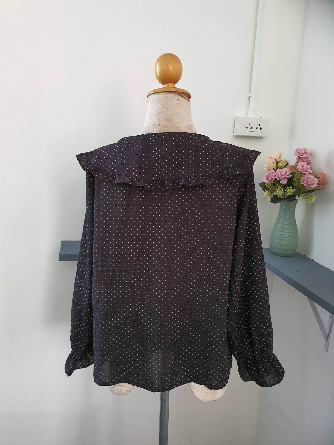 FF05157 เสื้อผ้ามือสอง สีดำลายจุด อก 37 นิ้ว