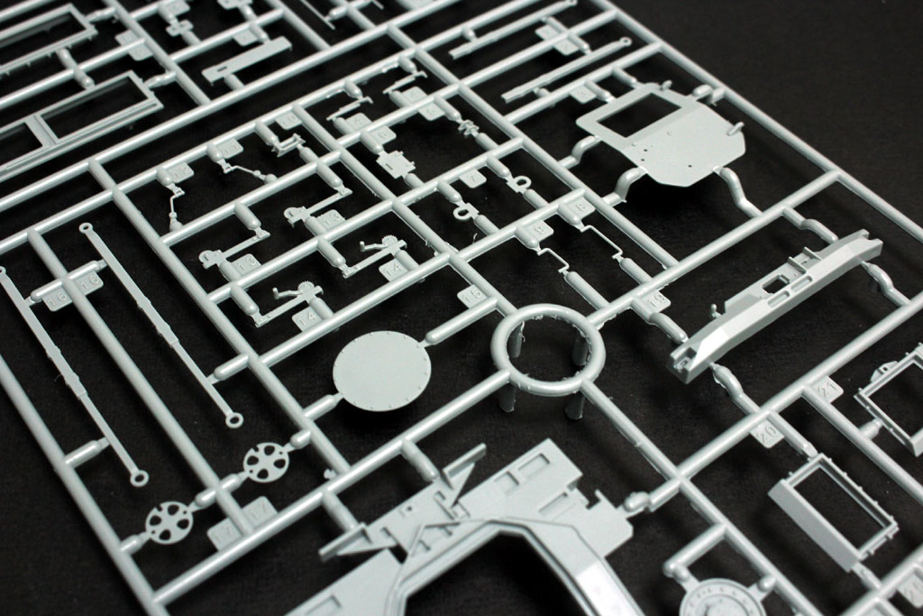 โมเดลรถหุ้มเกราะ Kinetic Model 1/35 KI-K61015 RG-31 MK5 U.S. Army Mine-Protected Armored Personnel Carrier