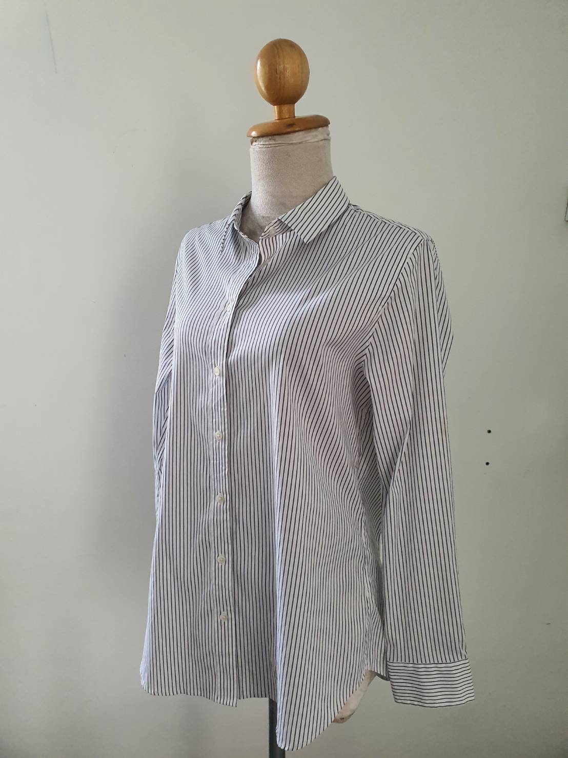 FF05677 เสื้อเชิ้ตลายทาง สีขาว แบรนด์ UNQLO อก 38 นิ้ว