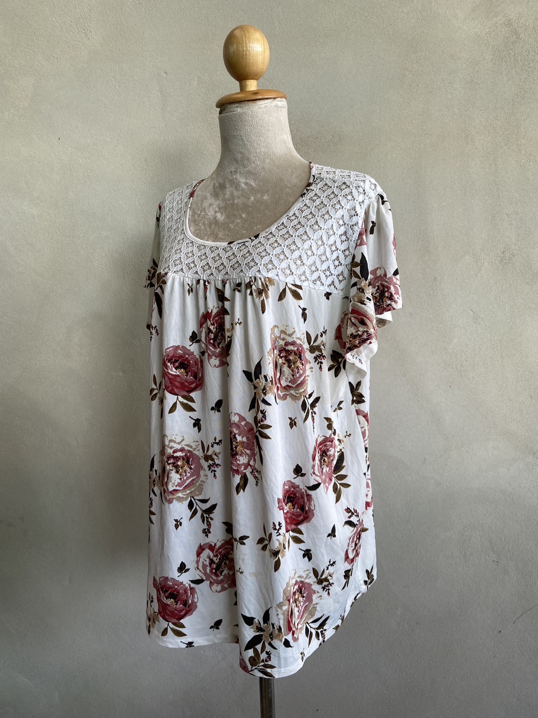 FF04534 เสื้อผ้ามือสอง สีขาวลายดอกไม้ แบรนด์ MAUVE อก free-50 นิ้ว