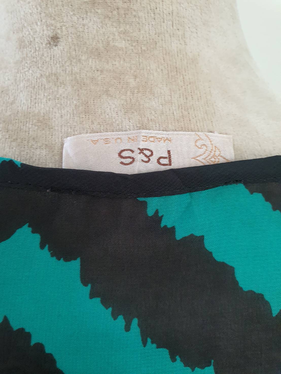 FF05391 เสื้อผ้ามือสอง ชีฟอง สีเขียวลาย แบรนด์ P&S made in usa อก free-46 นิ้ว