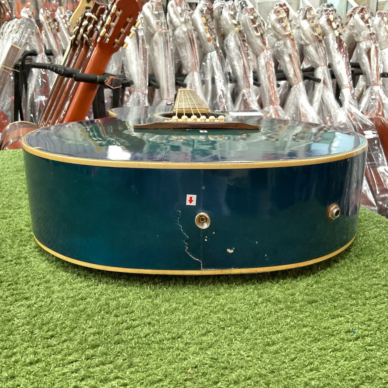 กีต้าร์โปร่งไฟฟ้า Mavis