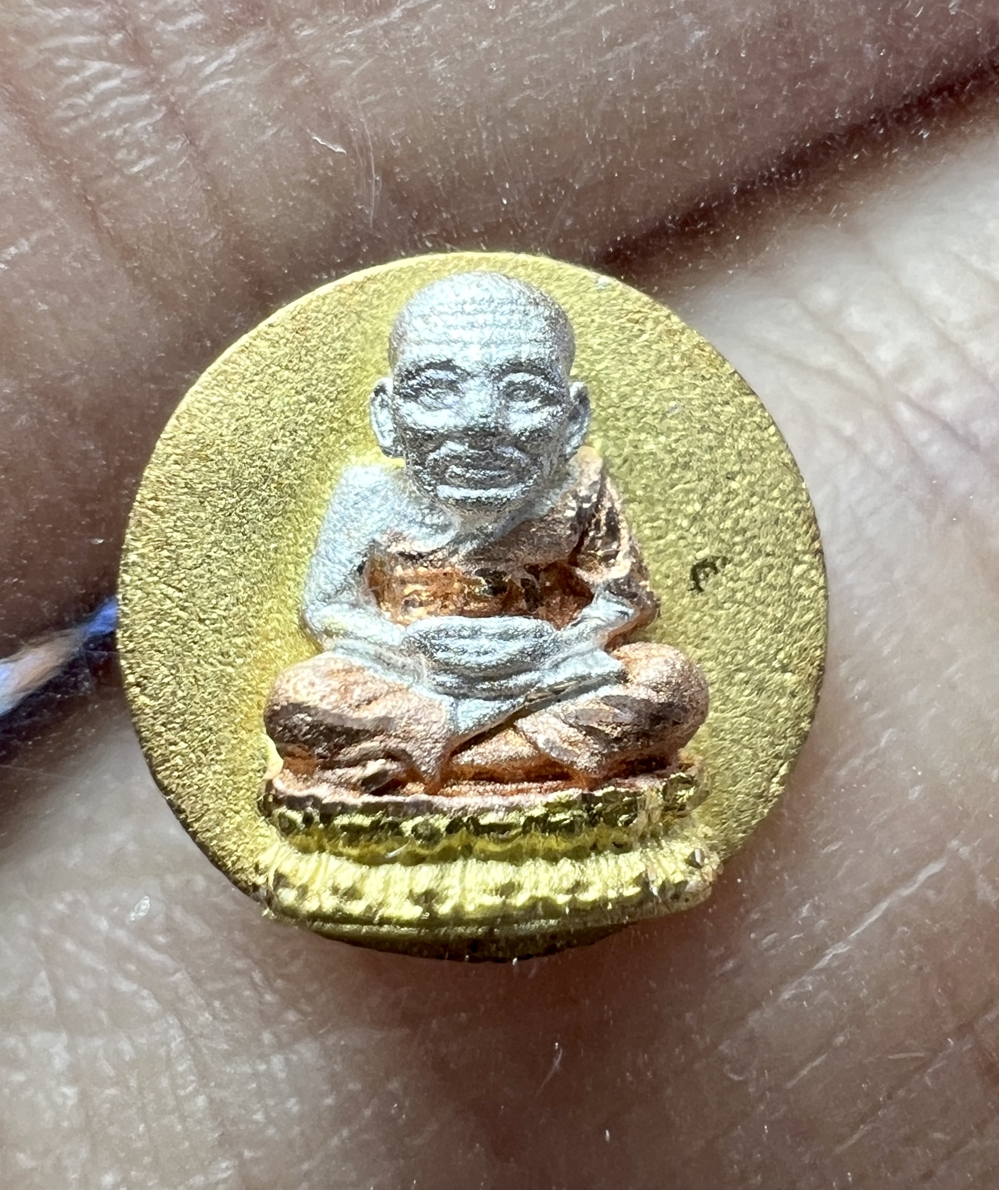 หลวงพ่อทวด พิมพ์กลมเล็ก (เนื้อเงินชุบสามกษัตริย์) Luang Pu Thuat coin (Model: Round, Silver Material, 3K plated). SKU-01985