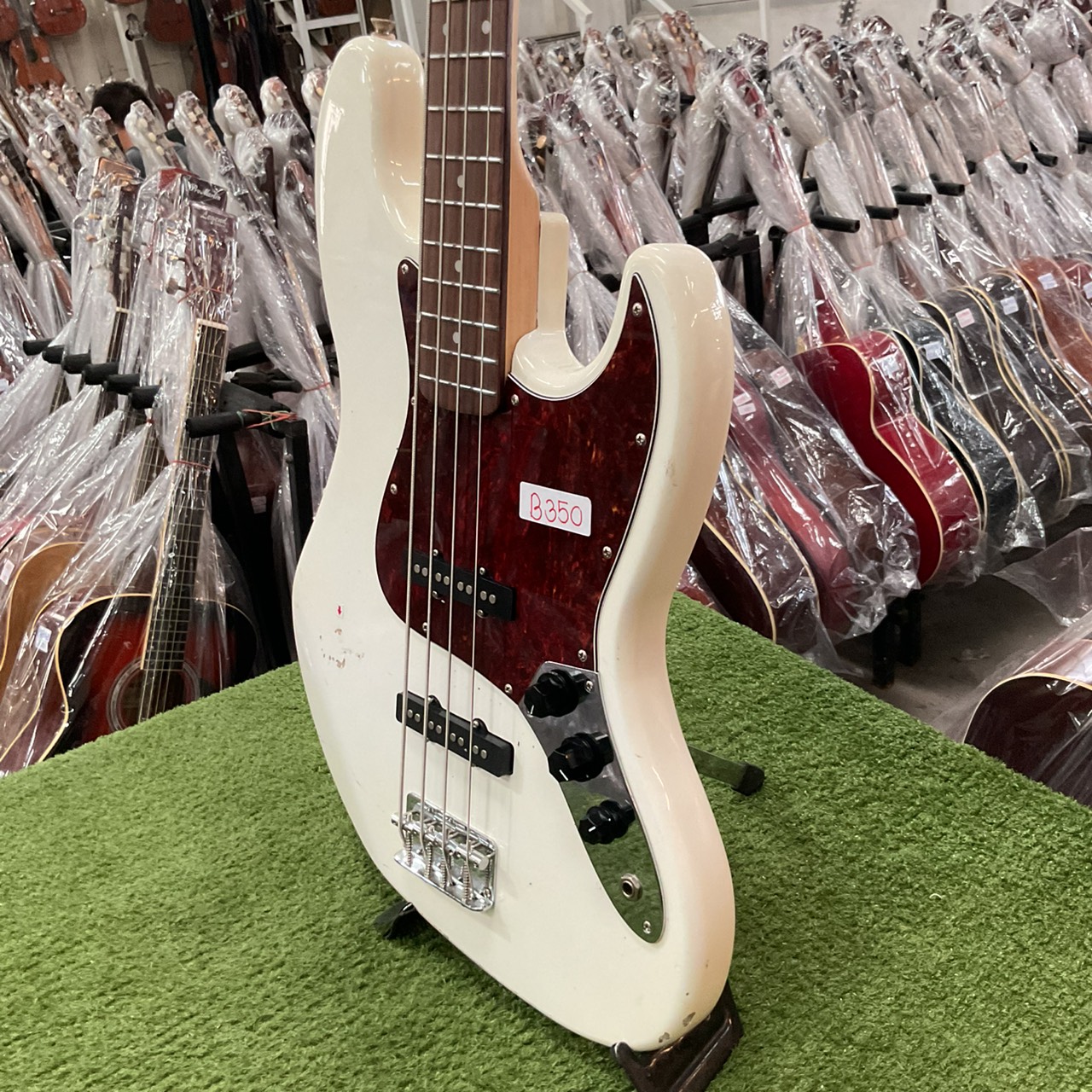 กีต้าร์เบส Mavis