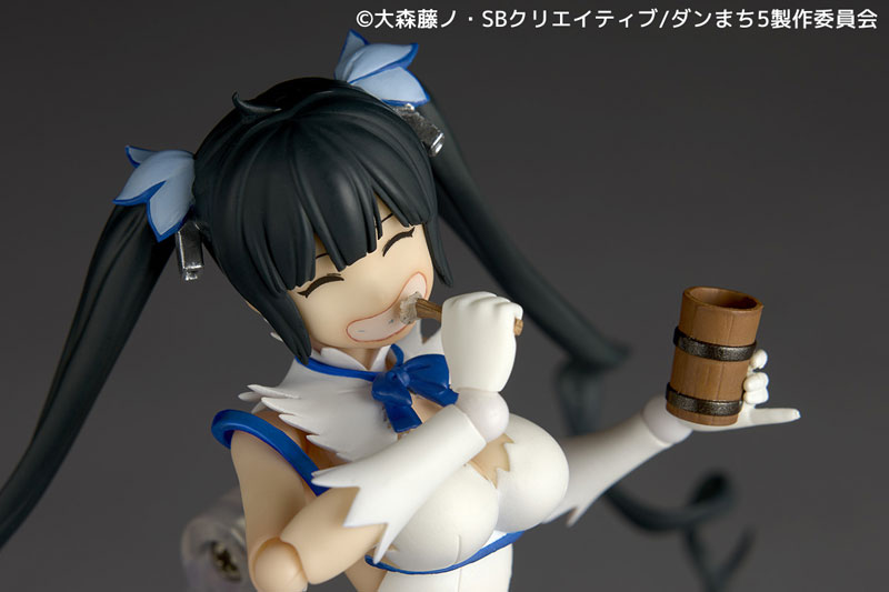 Revoltech Is It Wrong to Try to Pick Up Girls in a Dungeon? Hestia(Pre-order)