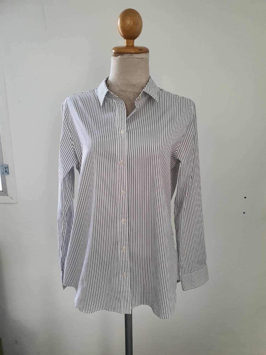 FF05677 เสื้อเชิ้ตลายทาง สีขาว แบรนด์ UNQLO อก 38 นิ้ว