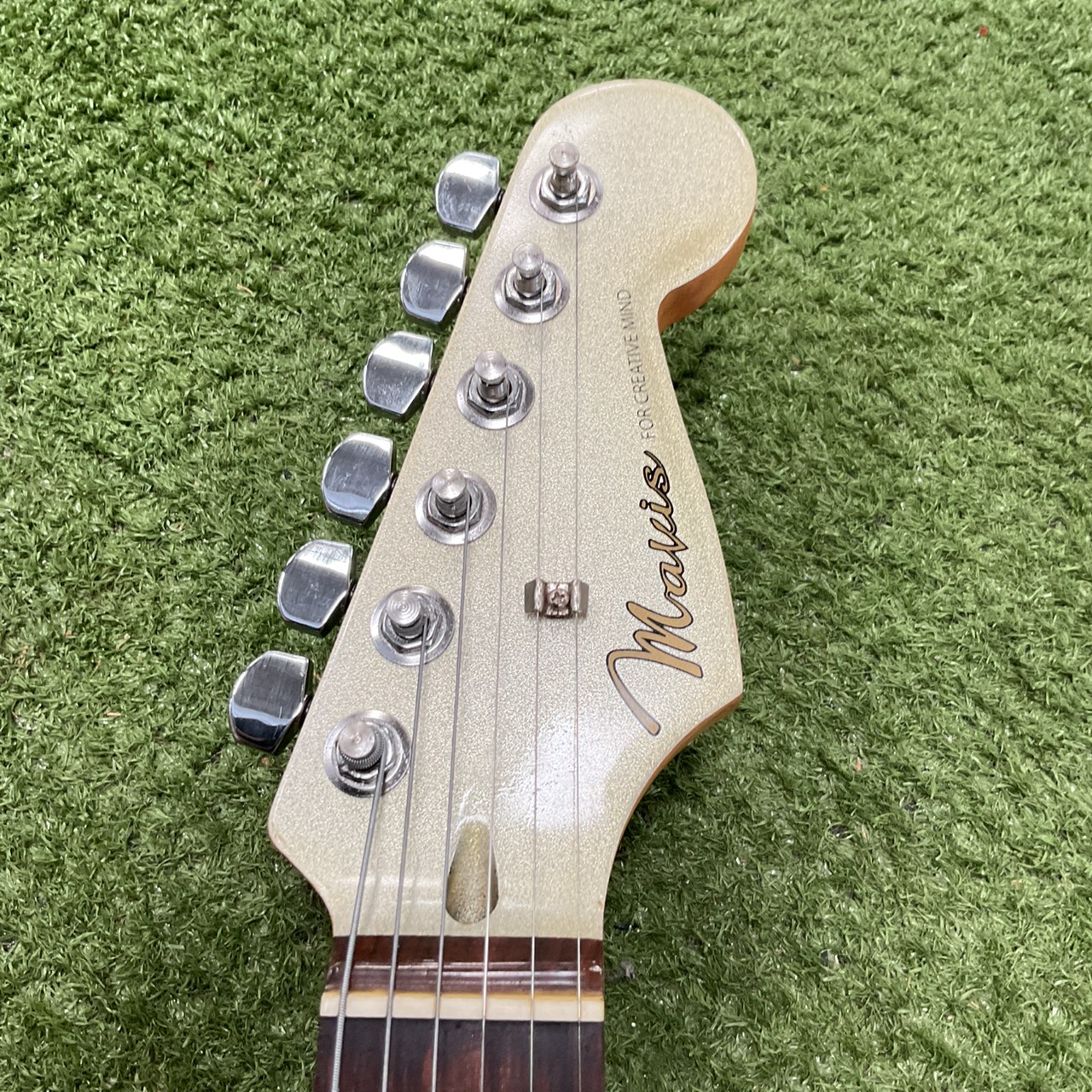 กีต้าร์ไฟฟ้า Mavis