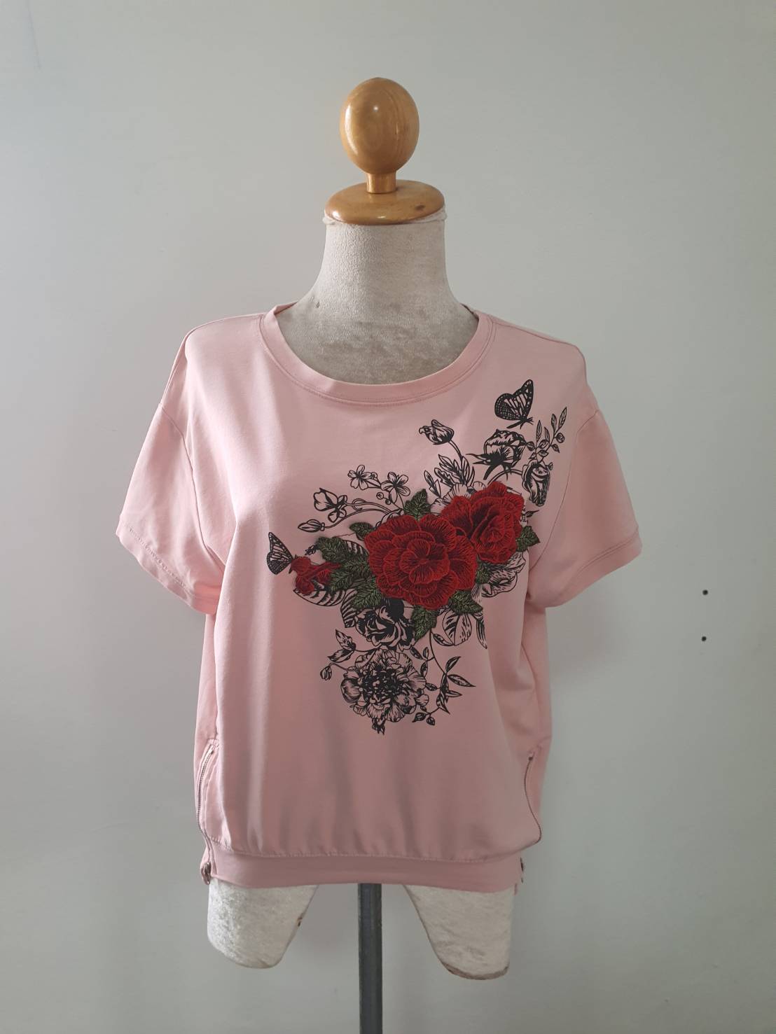 FF06047 เสื้อยืดแฟชั่น สีชมพู ลายดอกไม้แดง
