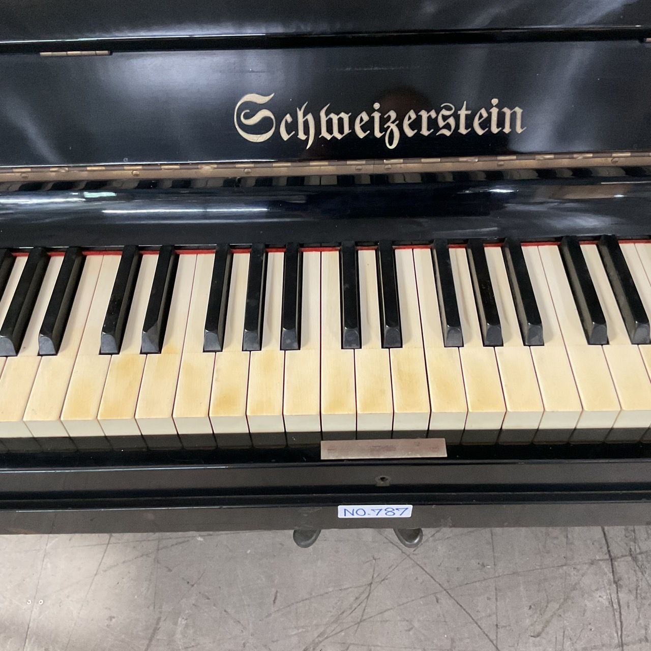 เปียโนอัพไลท์ Schweizerstein : HU-200