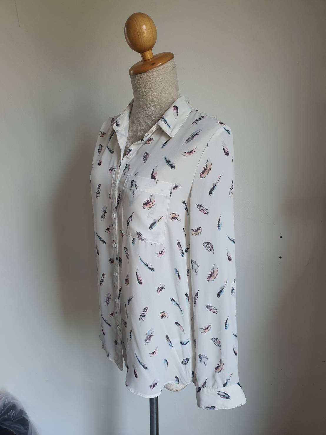FF05273 เสื้อผ้ามือสอง ชีฟอง สีขาวลาย แบรนด์ Reitmans อก 36 นิ้ว