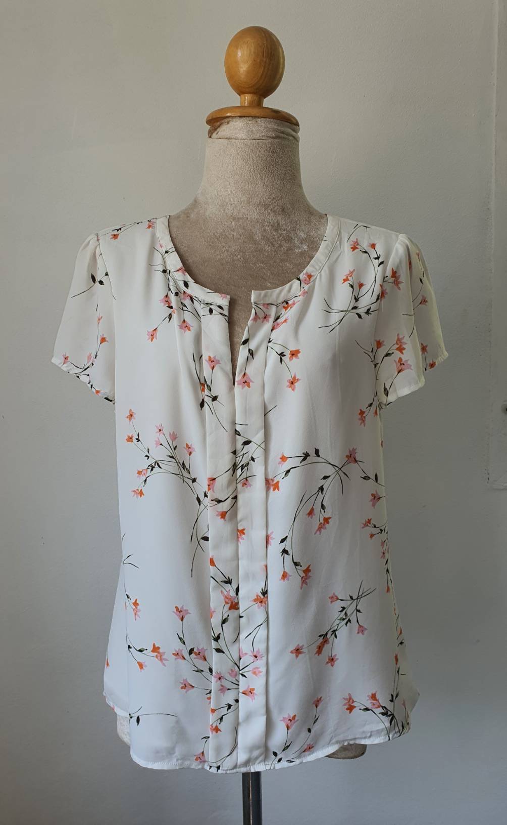 FF04378 เสื้อผ้ามือสอง ชีฟองลายดอกไม้ แแบรนด์ JACQUI-E อก 37 นิ้ว