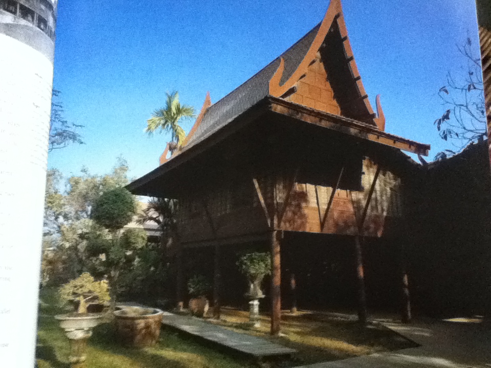 The Thai House: History and Evolution / Ruethai Chaichongrak, et al.