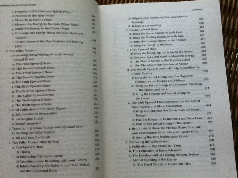 HEALING LOVE THROUGH THE TAO: CULTIVATING FEMALE SEXUAL ENERGY/ Mantak Chia & Maneewan Chia