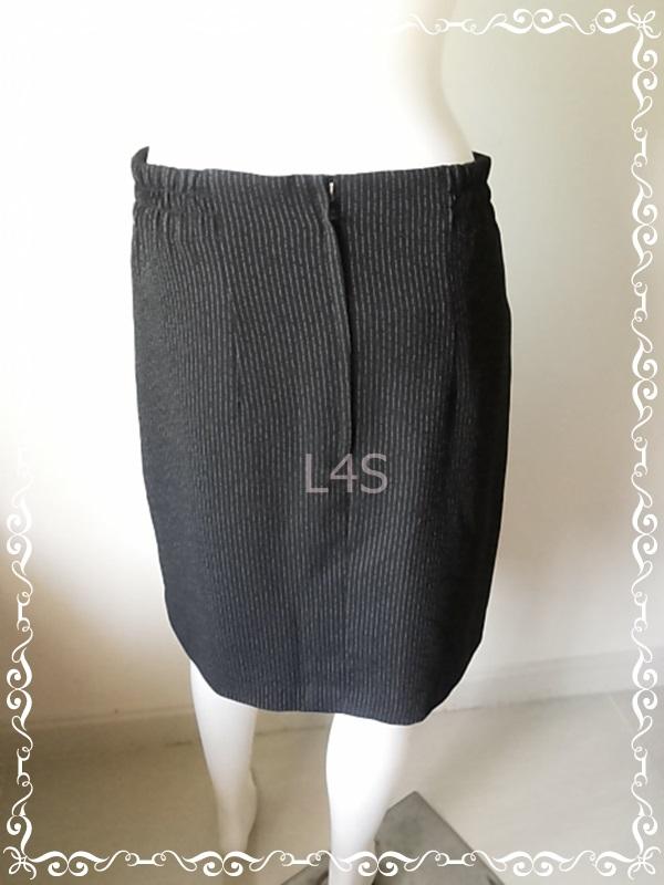 FF05999 กระโปรงผ้า สีดำลายทาง มือสอง เอว 30 นิ้ว