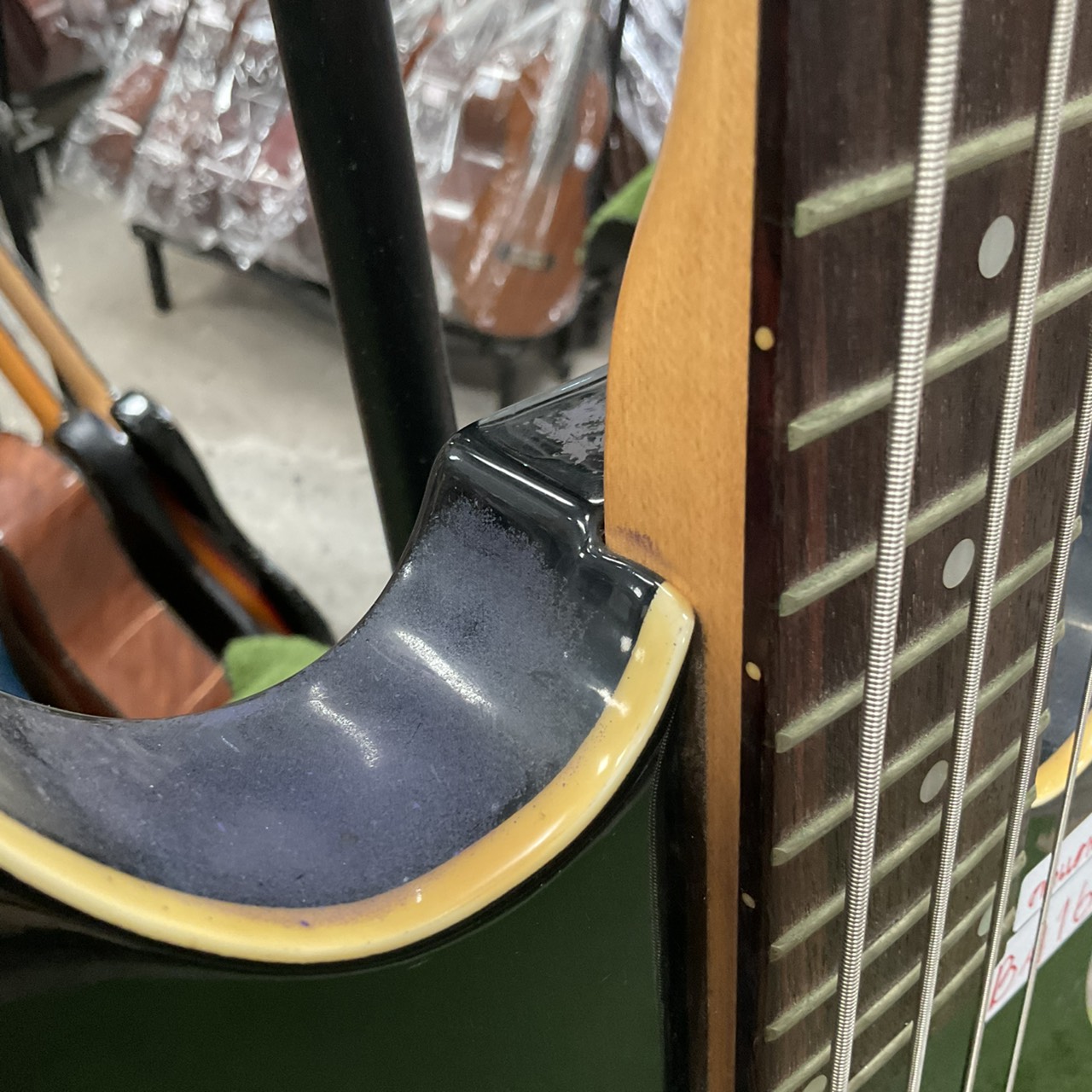 กีต้าร์เบส M