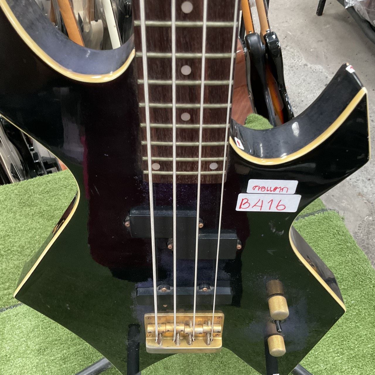 กีต้าร์เบส M