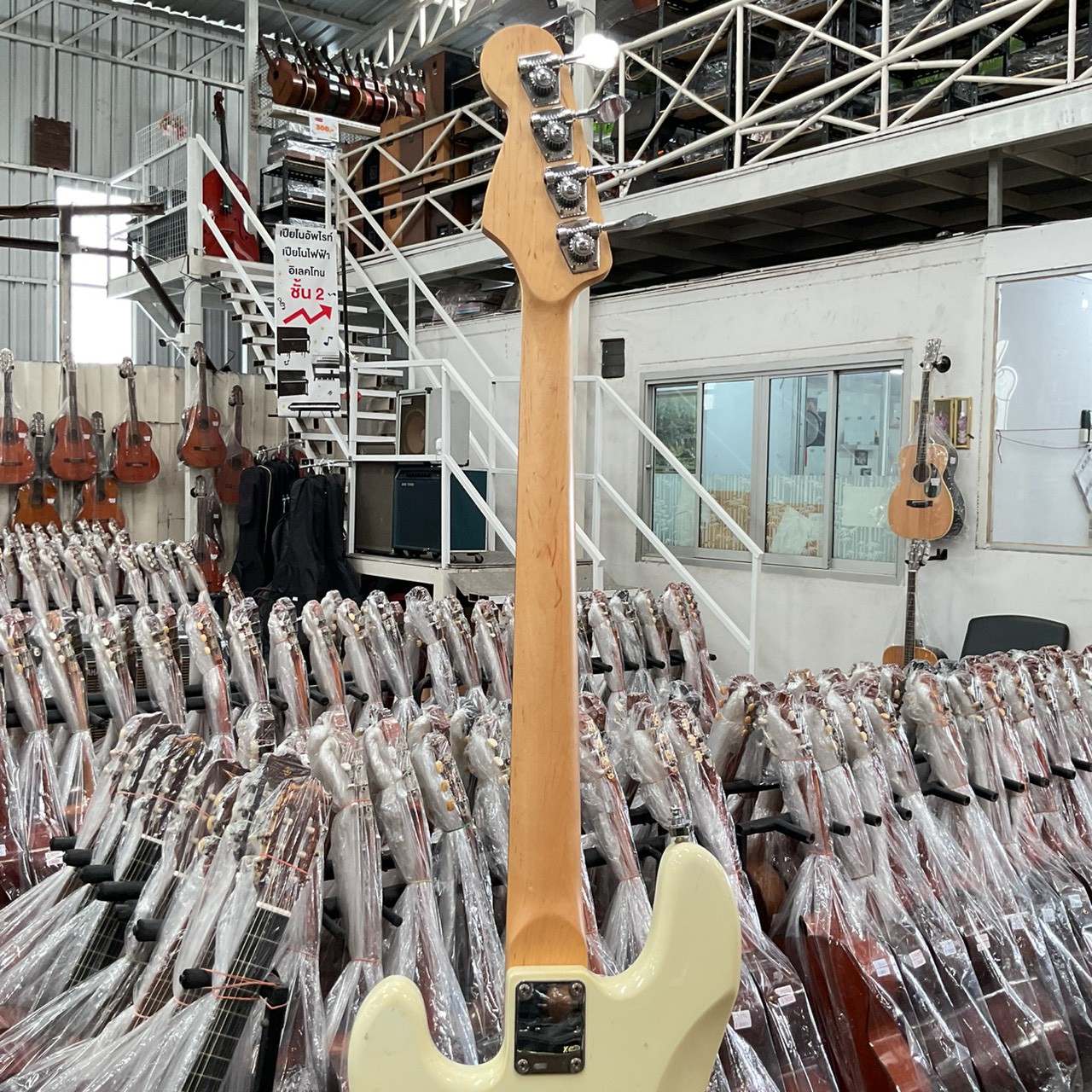 กีต้าร์เบส Legend