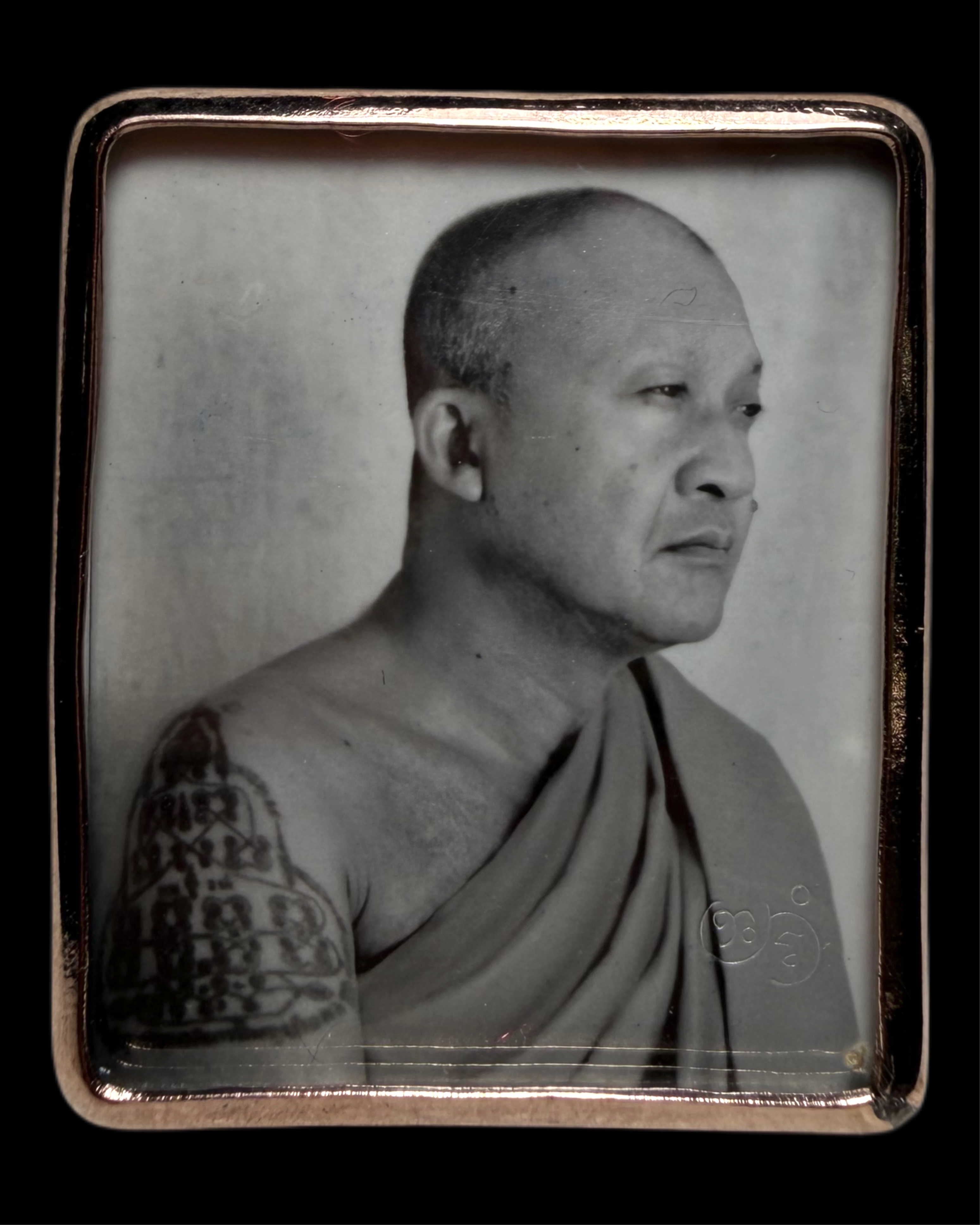 รูปถ่ายหลวงพ่อชำนาญฟิล์มกระจกโบราณ (รุ่น:กองบุญกฐิน2568,หลังเกศา) Luang Por Chamnan’s Wet-Plate Collodion Portrait. (series:kathina merit fund 2568,with Luang Por Chamnan’s hairs) SKU-04065