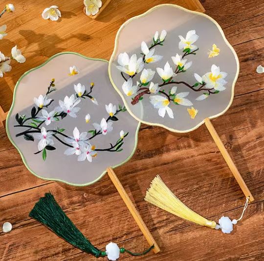 พัดฟ้อนรำจีนปักไหมสองด้าน 双面苏绣团扇 Double-sided Embroidery Chinese Classical Dance Fan