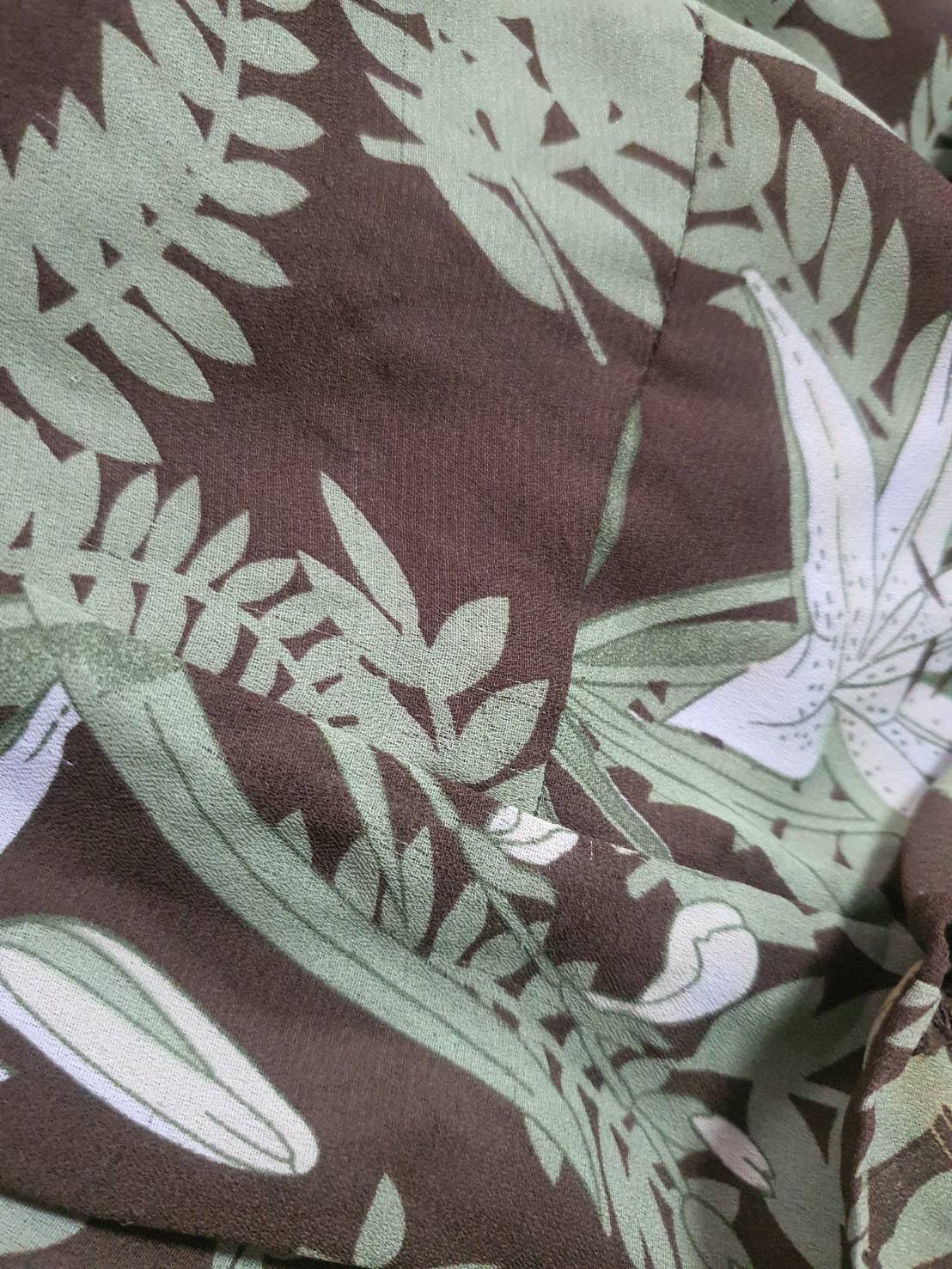 FF05185 เสื้อผ้ามือสอง ชีฟอง สีน้ำตาลลายเขียว VANITY JAIR อก 40 นิ้ว