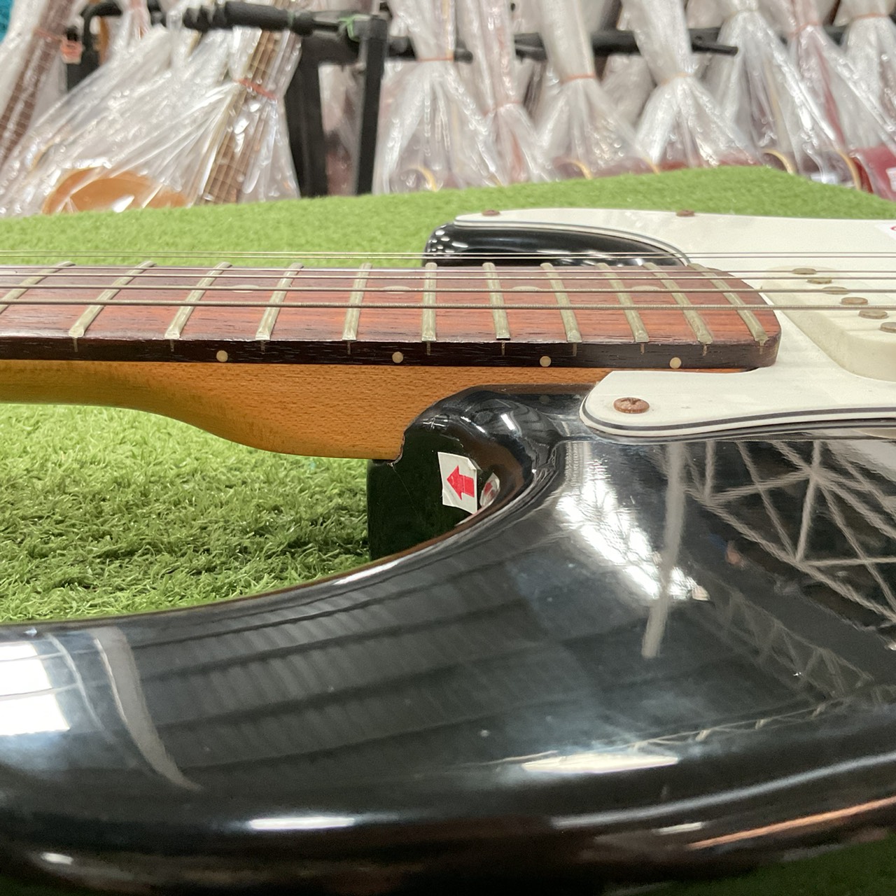 กีต้าร์ไฟฟ้า ยี่ห้อตามภาพ