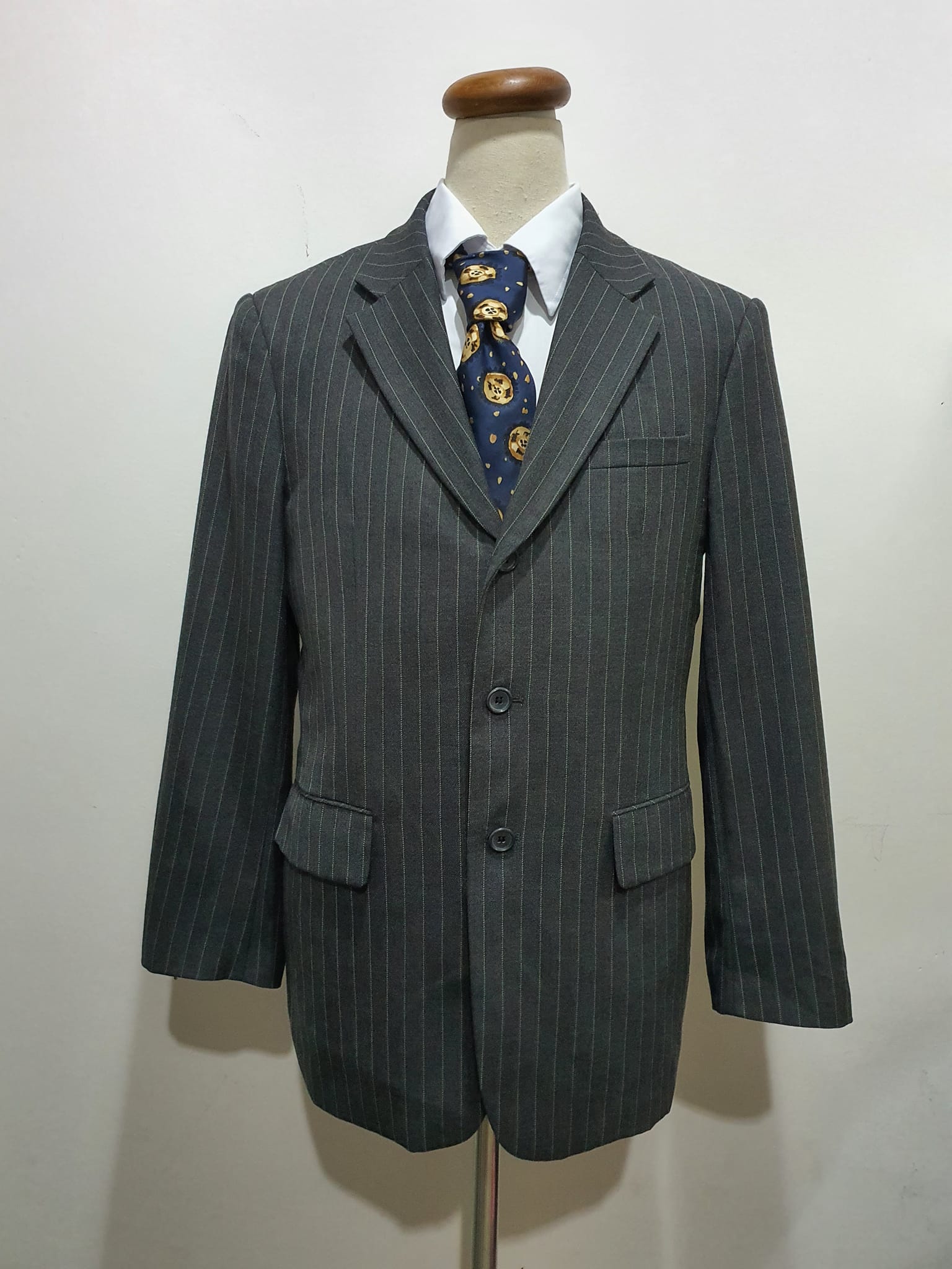 Suit0039 สื้อสูท นำเข้า มือสอง สีเทาลายทาง comodo อก 40 นิ้ว