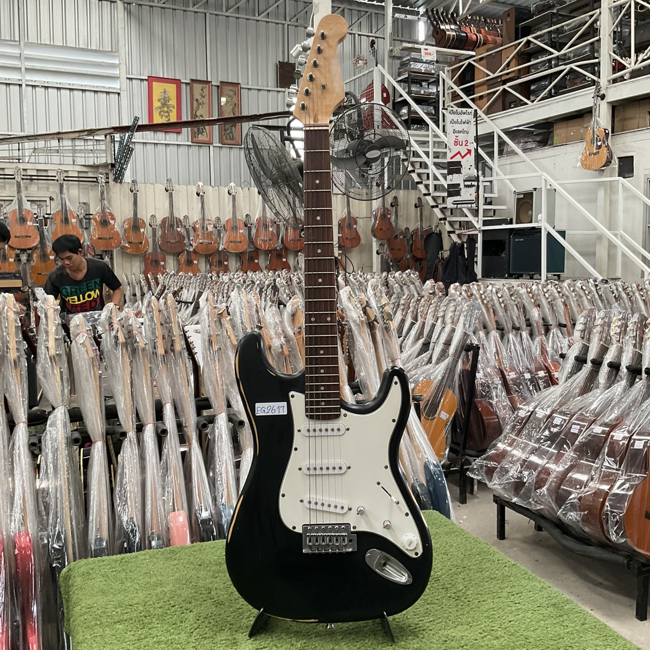 กีต้าร์ไฟฟ้า ยี่ห้อตามภาพ