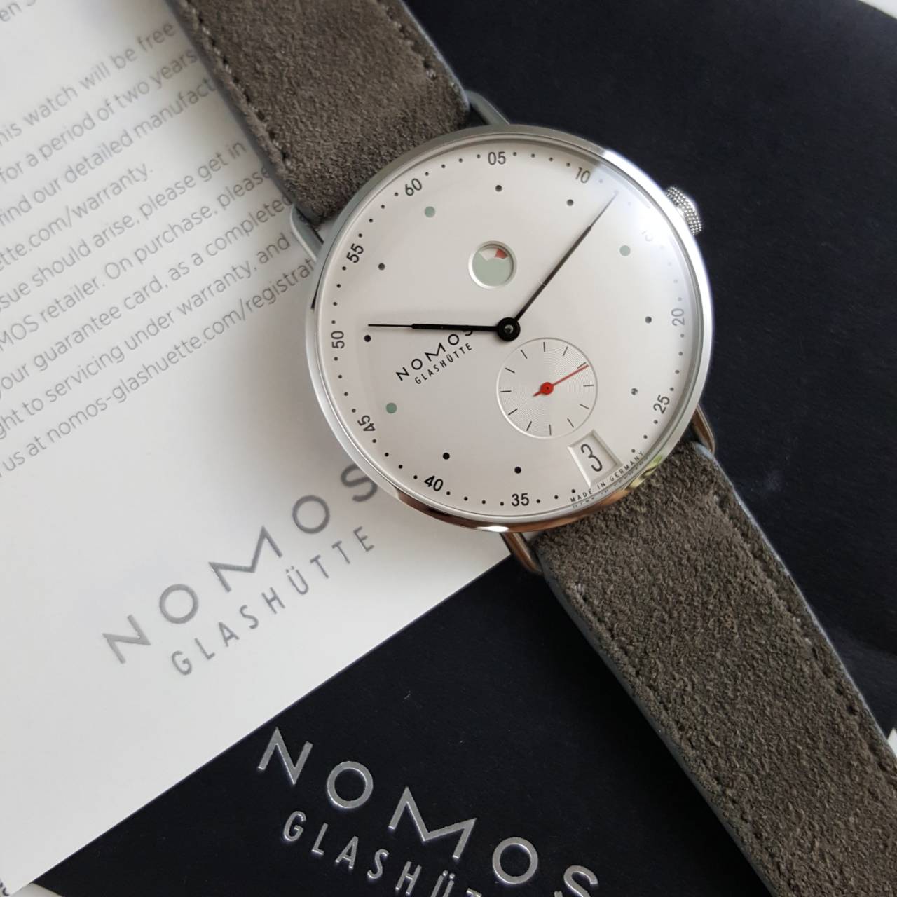 nomos metro 38 power reserve กล่องใบครบ